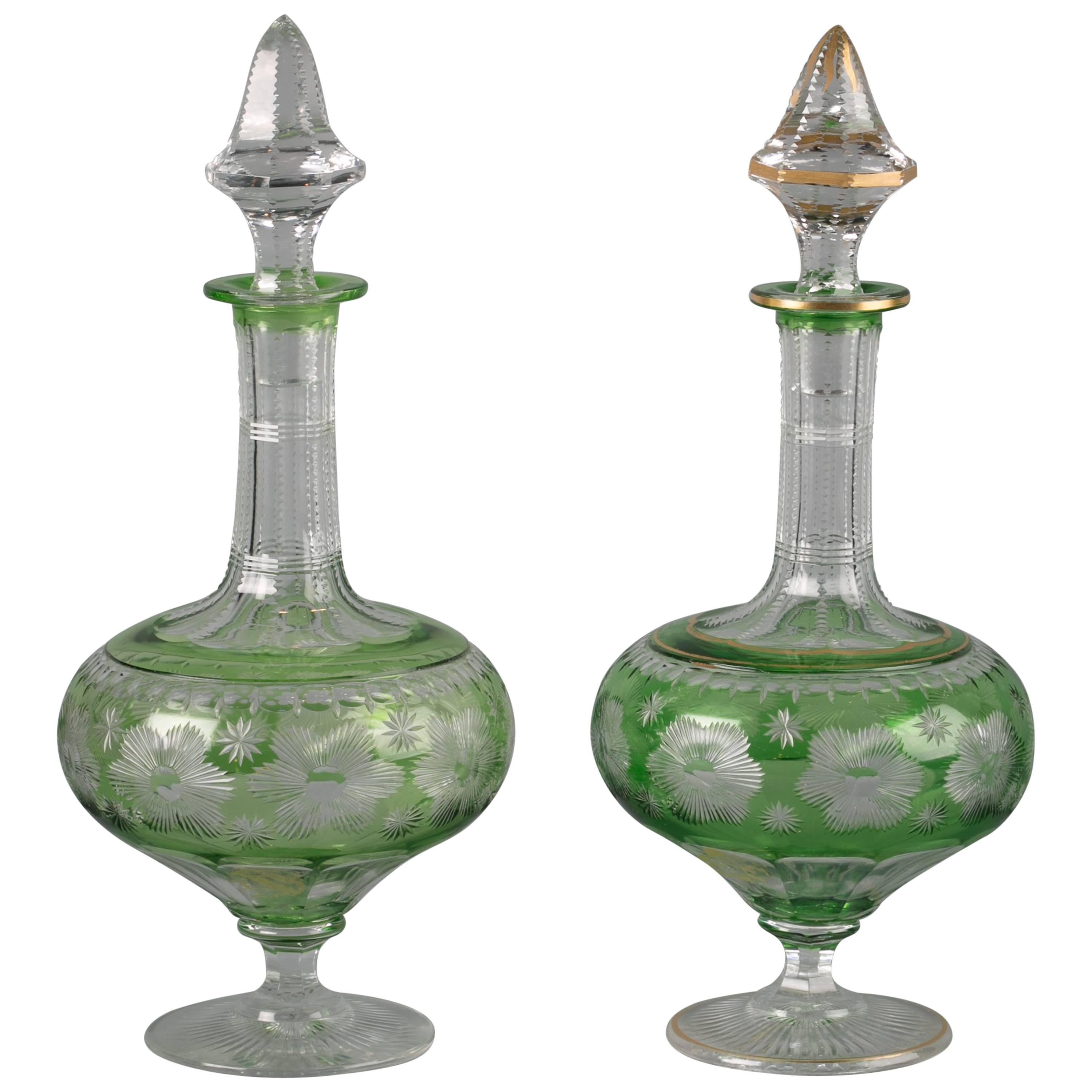 Ein Paar französische grün gesprenkelte und gravierte Flaschen und Stopfen mit Motiven, um 1890 im Angebot