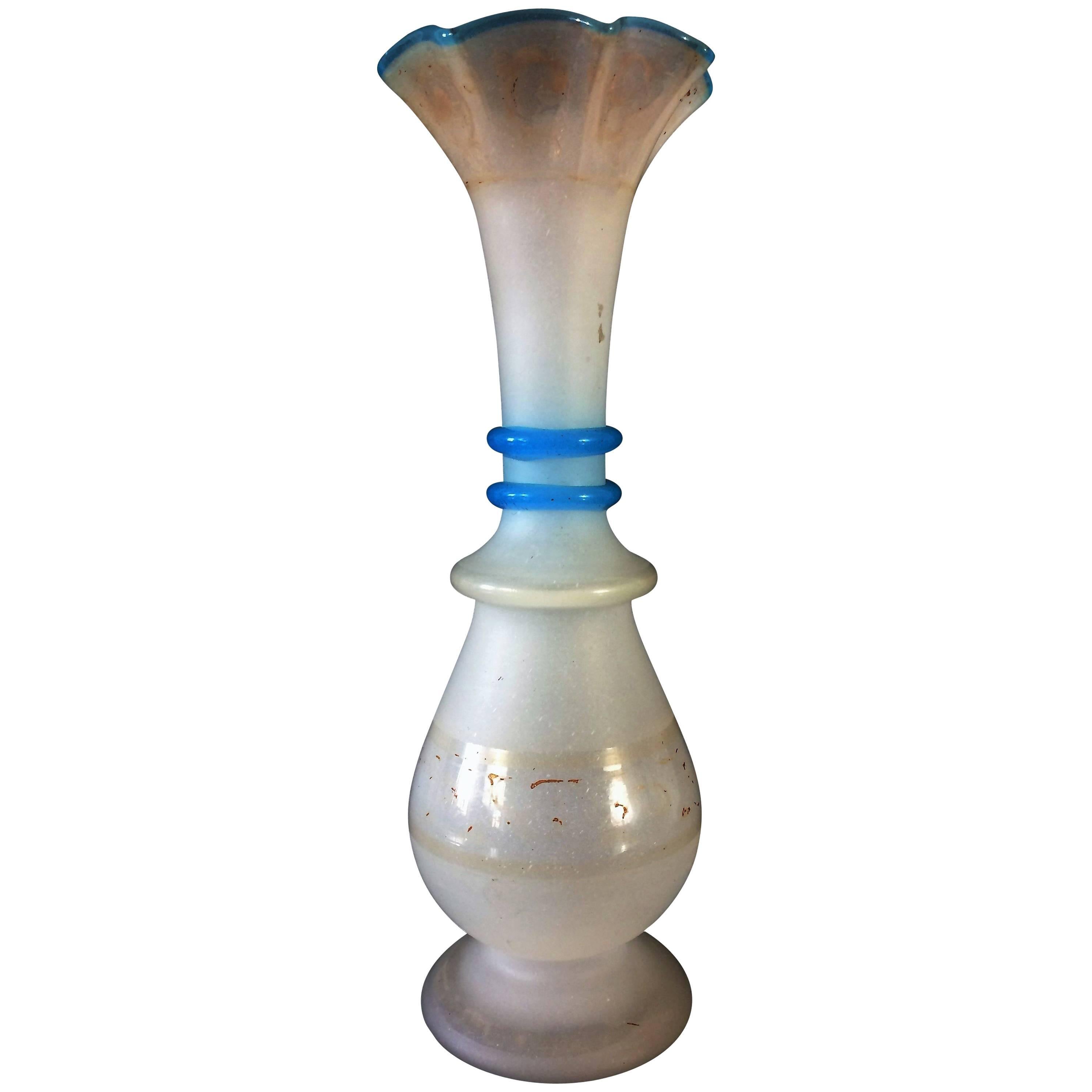 Vase soliflore français en opaline blanche et bleue Art nouveau - 19e