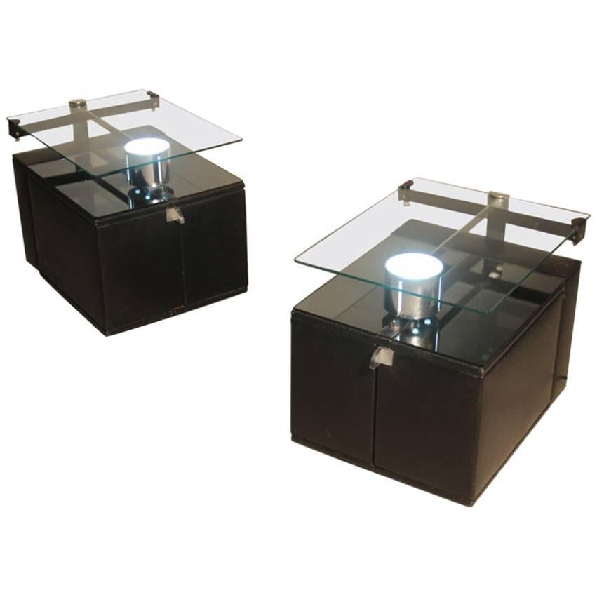 Paire de tables de nuit attribuées à Nanda Vigo en faux cuir et verre d'acier avec lumière en vente