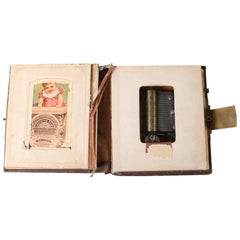 Antikes viktorianisches Neuheit Foto Album oder Postkartenbuch mit Musikkasten, neuartig, 1892