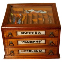 Armoire à trois tiroirs publicitaire pour mercerie Morris and Yeoman's Needles & Co