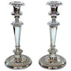 Pareja de antiguos candeleros ingleses de base redonda rococó con placa de Sheffield de Jorge IV