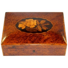 Caja de baratijas con tapa de cúpula de tejo con incrustaciones de marquetería inglesa antigua
