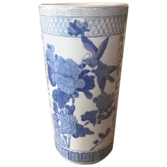 Blauer und weißer Vintage-Schirmständer mit griechischem Schlüssel, Chinoiserie-Vogeln, Chinesisch