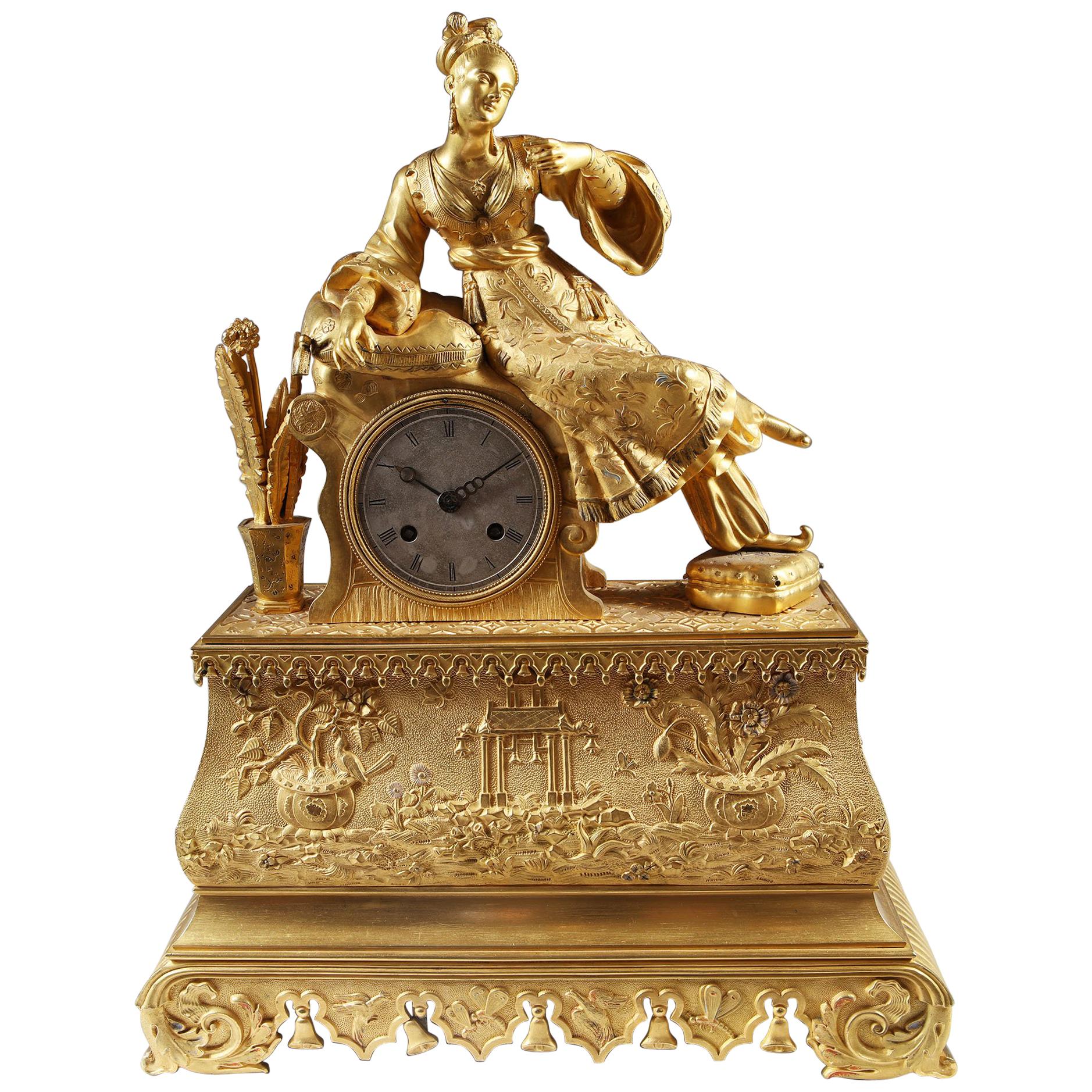 Pendule de cheminée ottomane chinoiseries françaises en bronze doré en vente