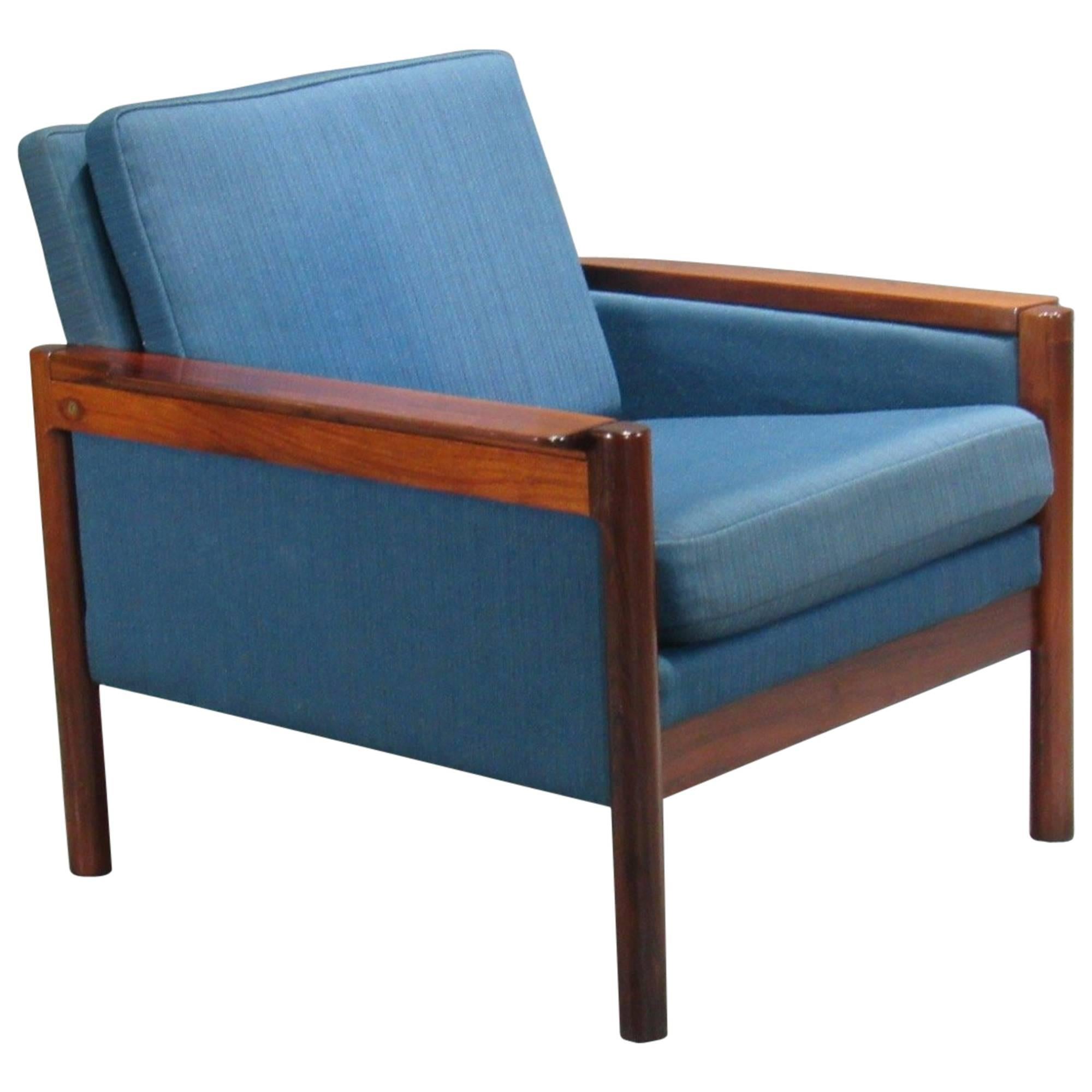 Dänischer Sessel aus Palisanderholz mit blauem Textil im Angebot