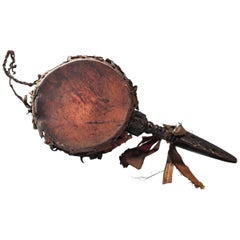Tambour de chaman avec poignée en bois sculpté:: Népal Himalaya:: milieu du 20e siècle