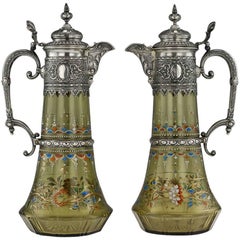 Paire de pichets à vin en argent massif et verre émaillé:: vers 1890