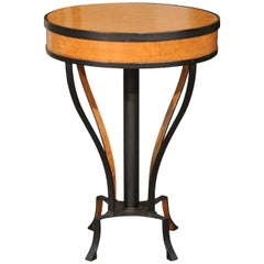 Table d'appoint Biedermeier autrichienne Guridon des années 1820 avec placage en ronce de bois et cadre en fer