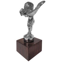 « Spirit of Ecstasy » (Le spirituel d'Ecstasy) de Charles Sykes pour Rolls Royce