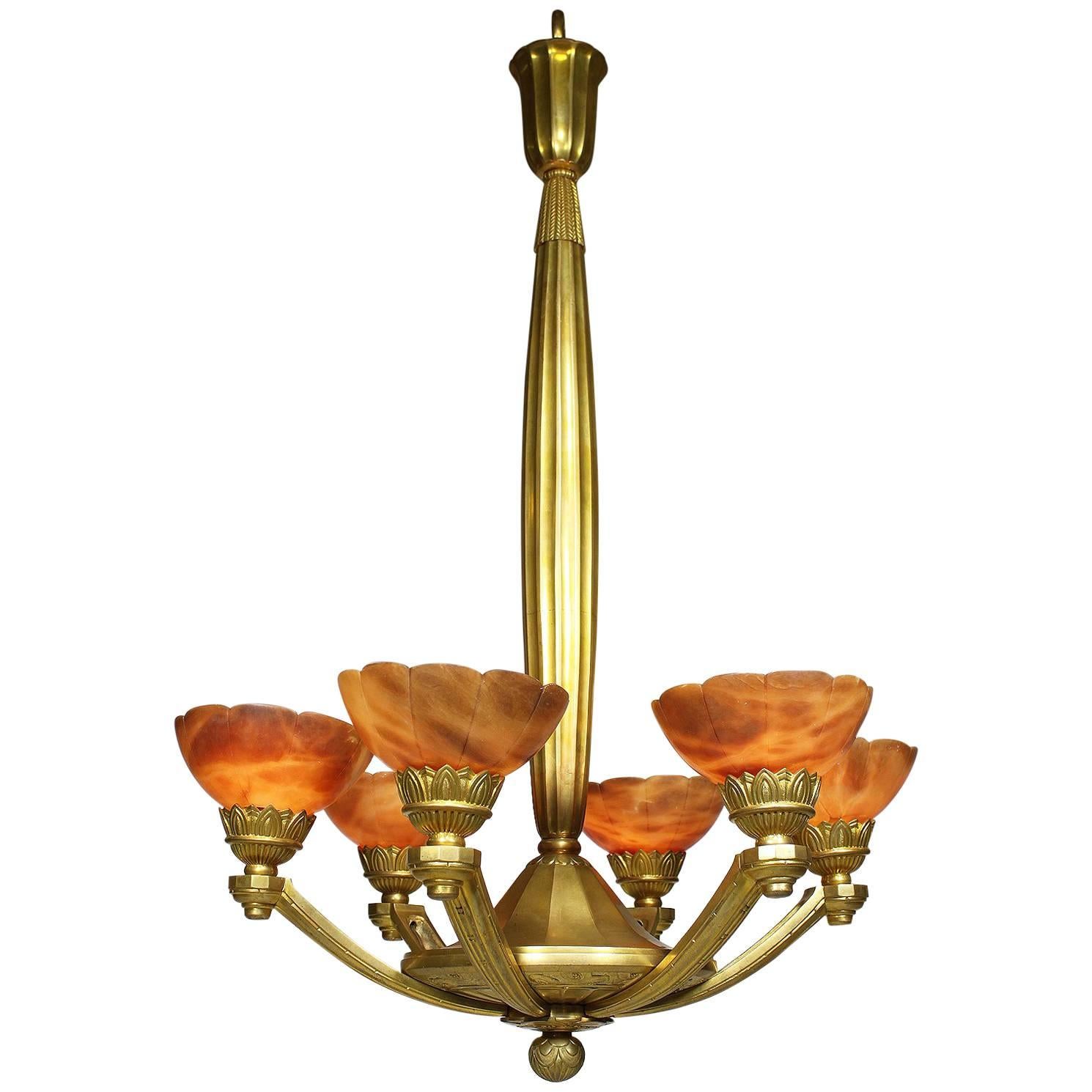 Seltener französischer Art-Deco-Kronleuchter aus vergoldeter Bronze und bernsteinfarbenem Alabaster mit sechs Lichtern
