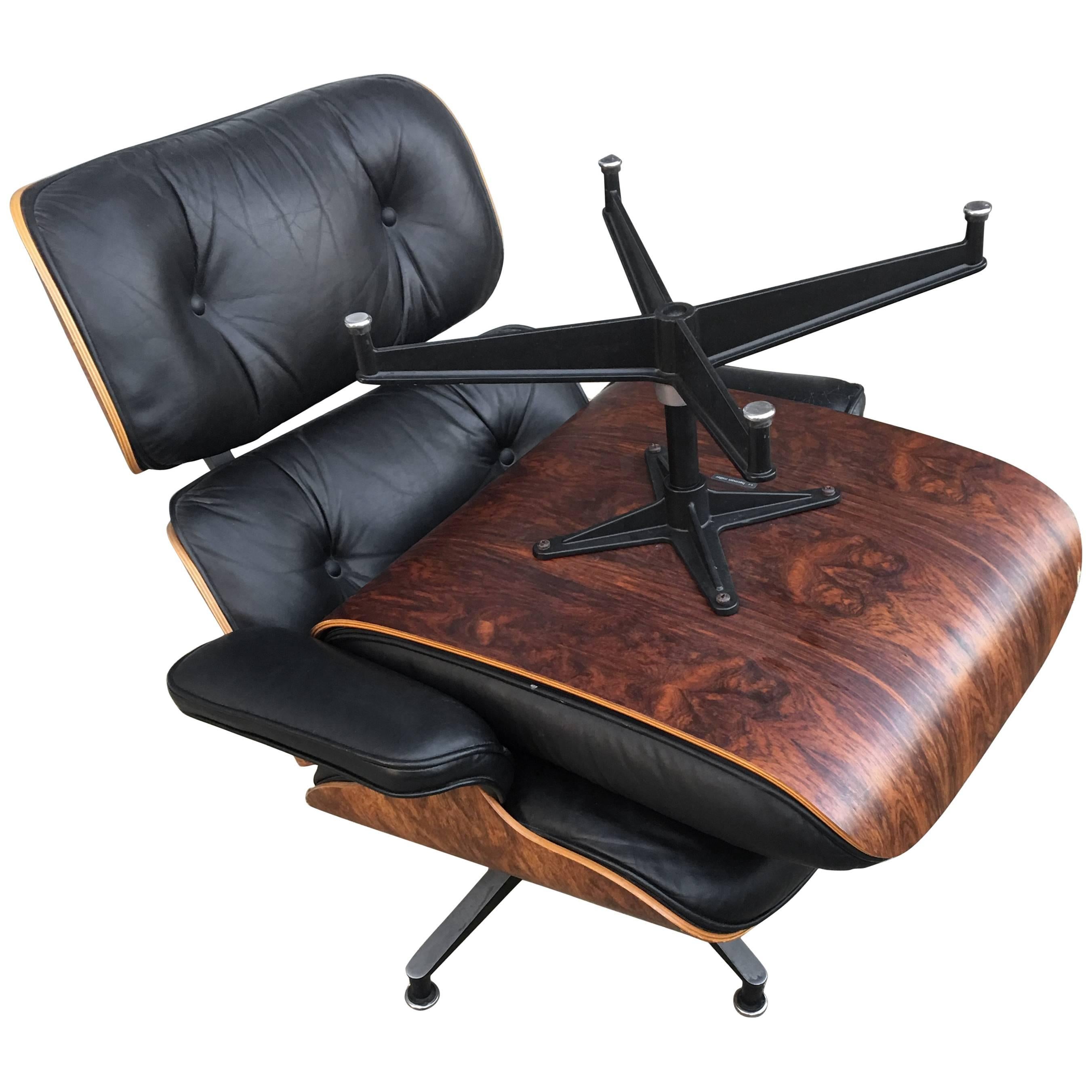 1970s Herman Miller Eames Lounge and ottoman. In very excellent vintage condition with original black leather cushions and some of the best wood we have ever seen on this chair. The grain figuration and depth of color are superb. New seat panel