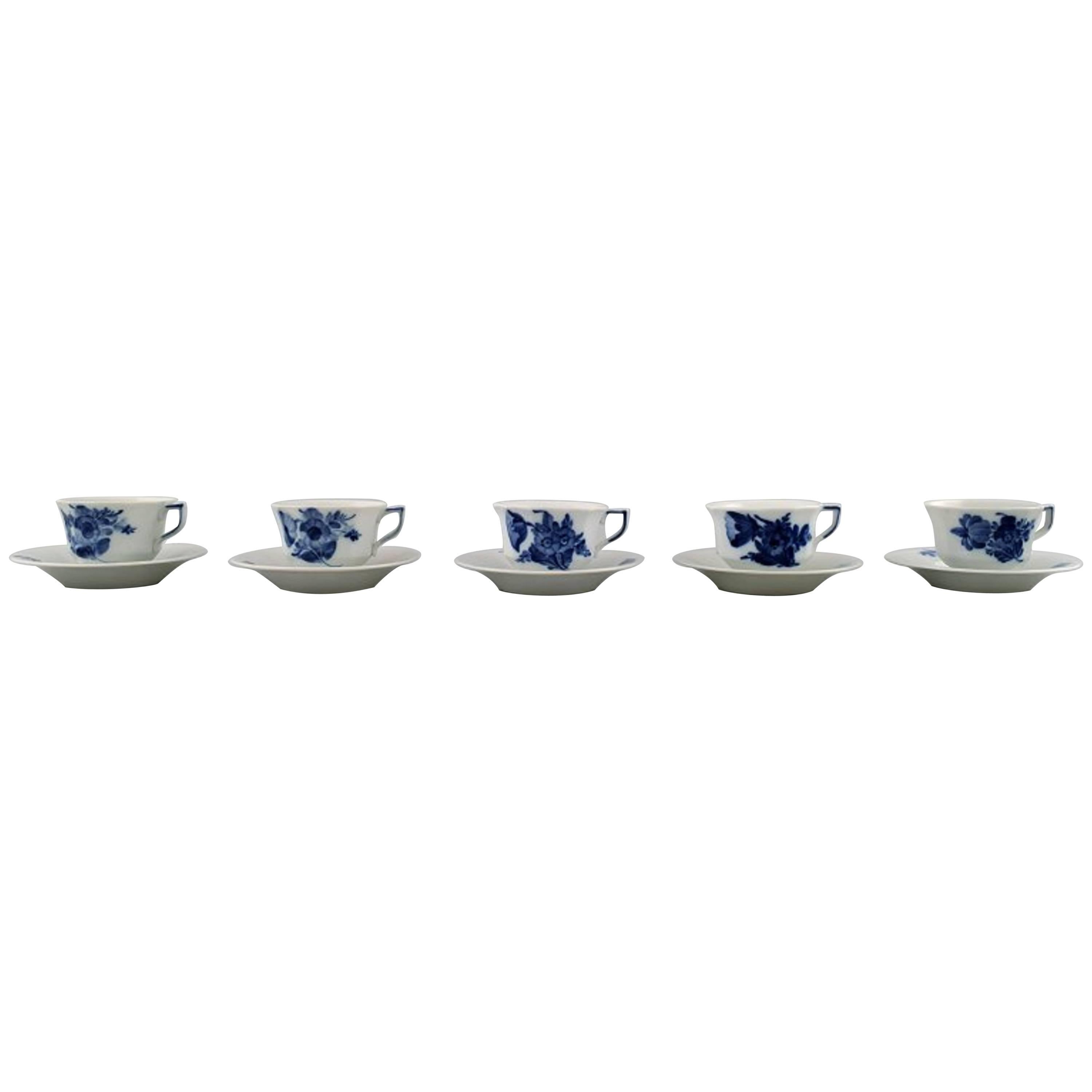 Cinq ensembles de tasses Espresso angulaires à fleurs bleues de Royal Copenhagen