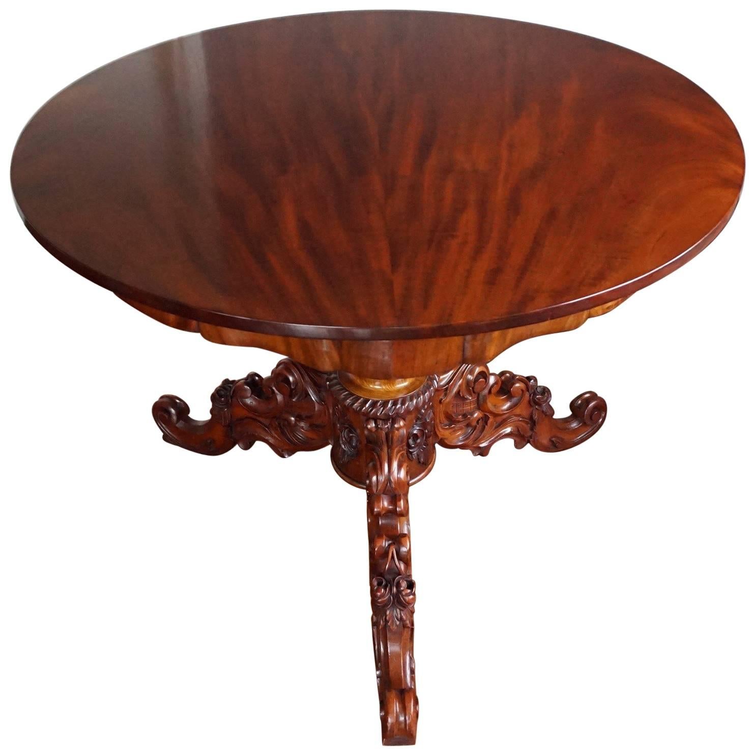 Ess- oder Mitteltisch aus Holz aus Kastanienholz mit handgeschnitztem Dreibein-Sockel aus dem 19. Jahrhundert