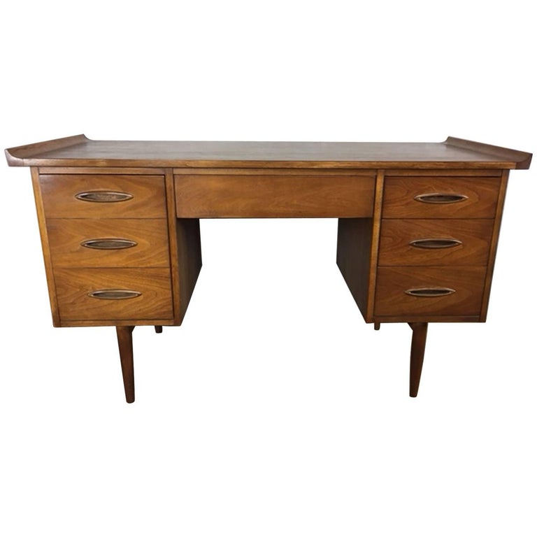 Broyhill MidCentury Modern Desk in Walnut For Sale at 1stDibs