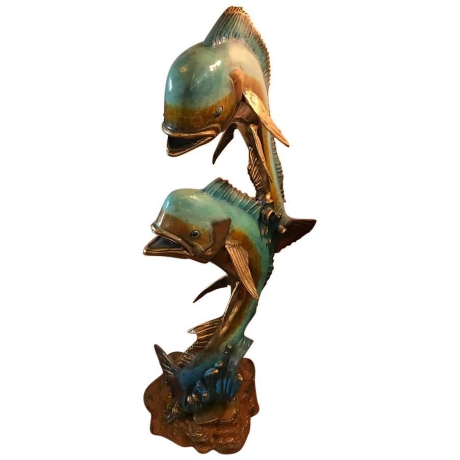 Grande sculpture en métal multicolore moderne de deux poissons, datant du milieu du siècle dernier