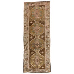 Tapis de couloir turc vintage Oushak avec tapis de Prairie romantique, Kars Gallery 