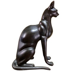 Figure d'un chat assis en bronze de style égyptien