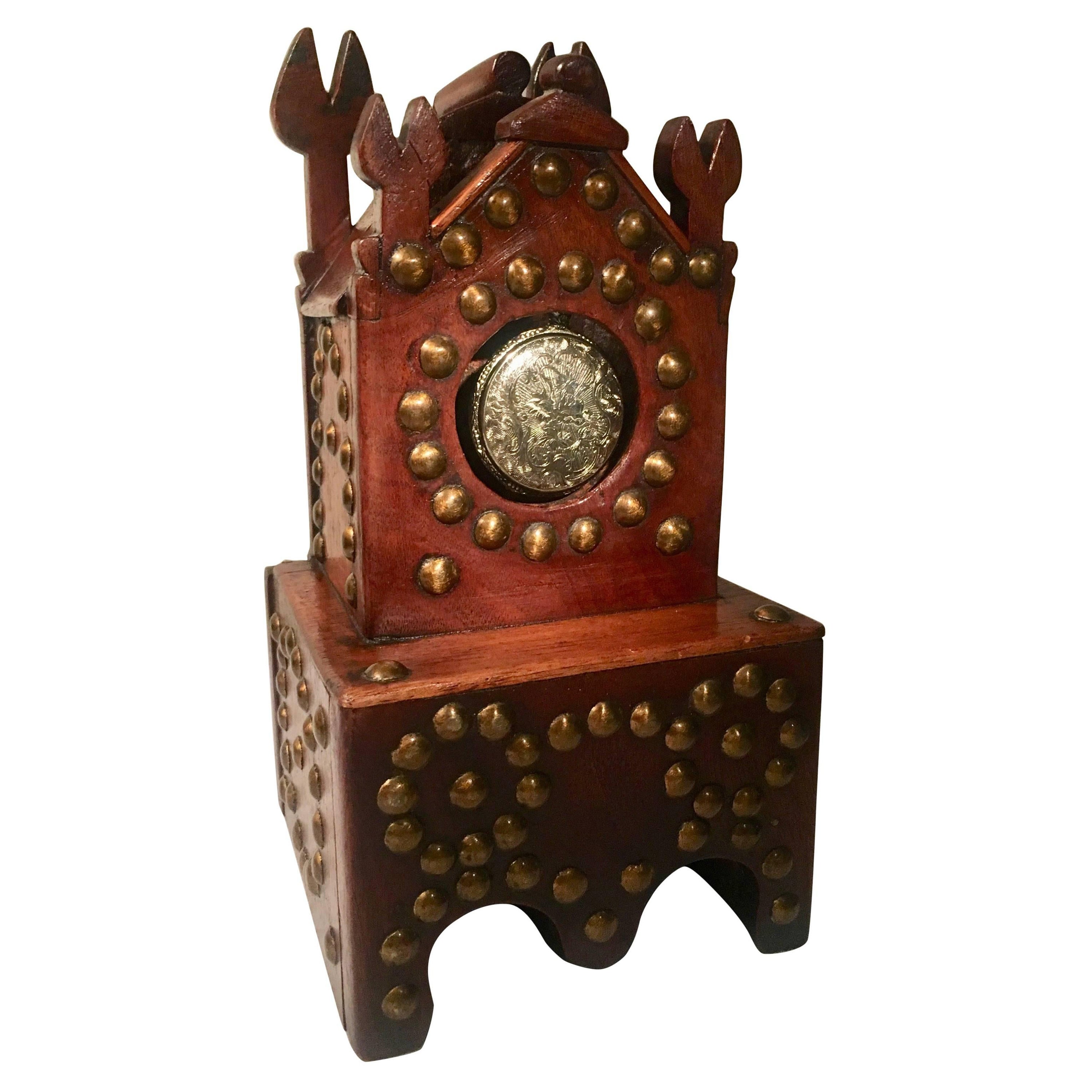 Soporte para reloj de bolsillo de madera y latón de arte popular del siglo XIX