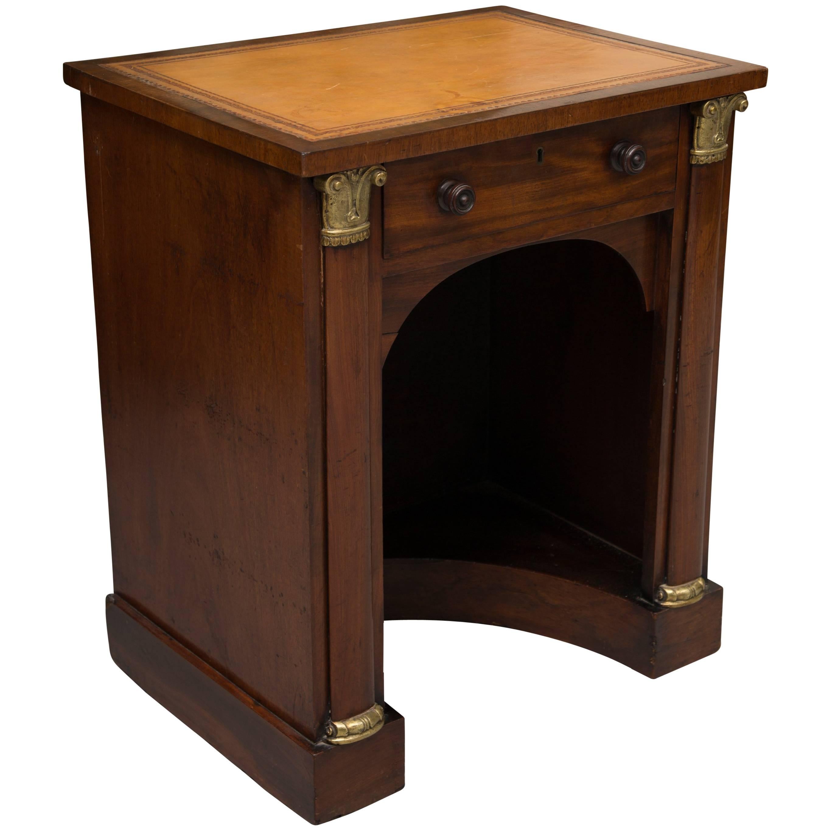 Kniehocker-Schreibtisch aus Mahagoni des 19. Jahrhunderts im Angebot