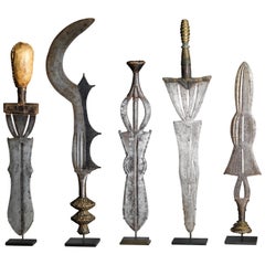 Cinq couteaux d'exécution finement décorés:: RDC:: Ubangi:: tribu Ngombe