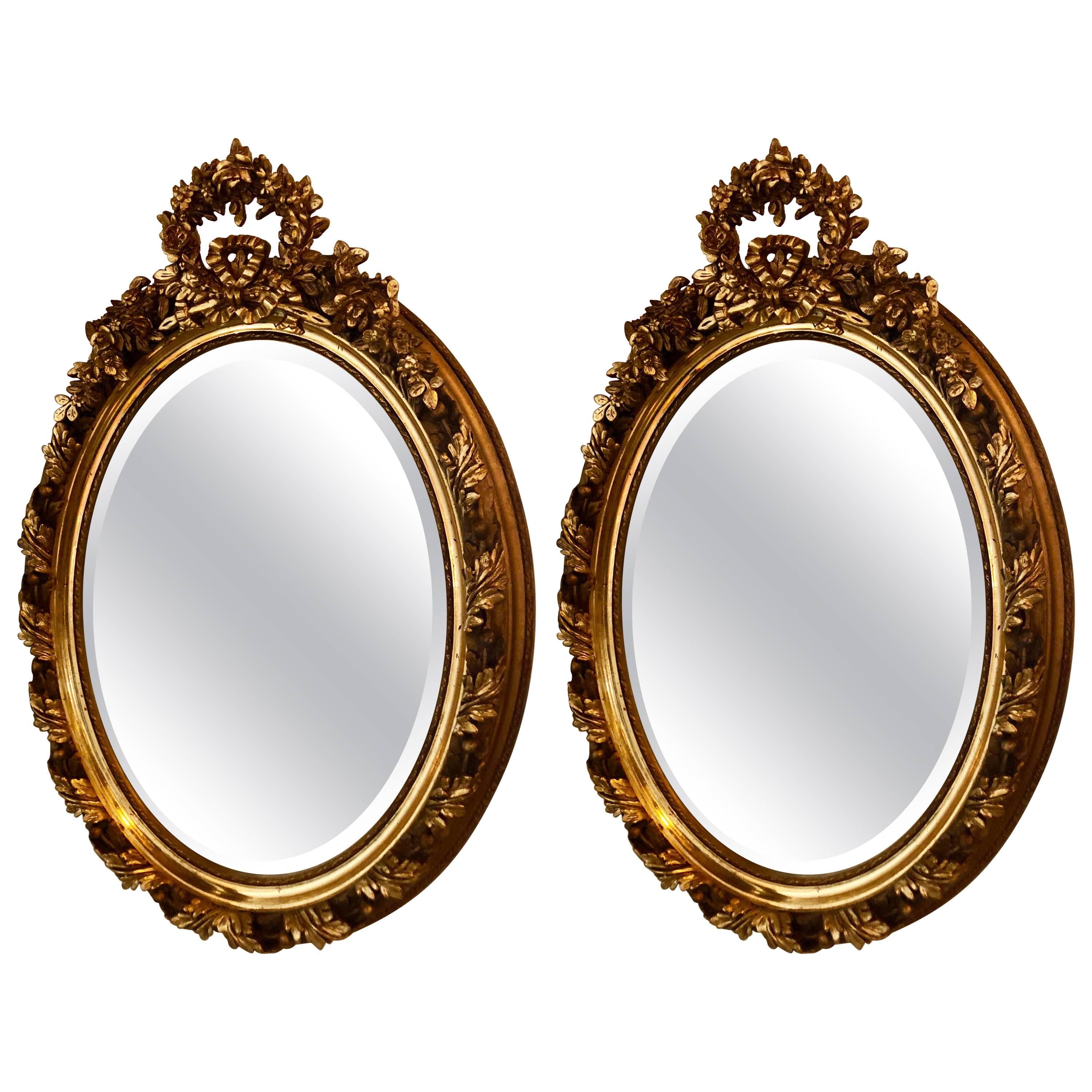 Paire de miroirs muraux ou consoles biseautés de style Louis XVI en bois sculpté et gesso