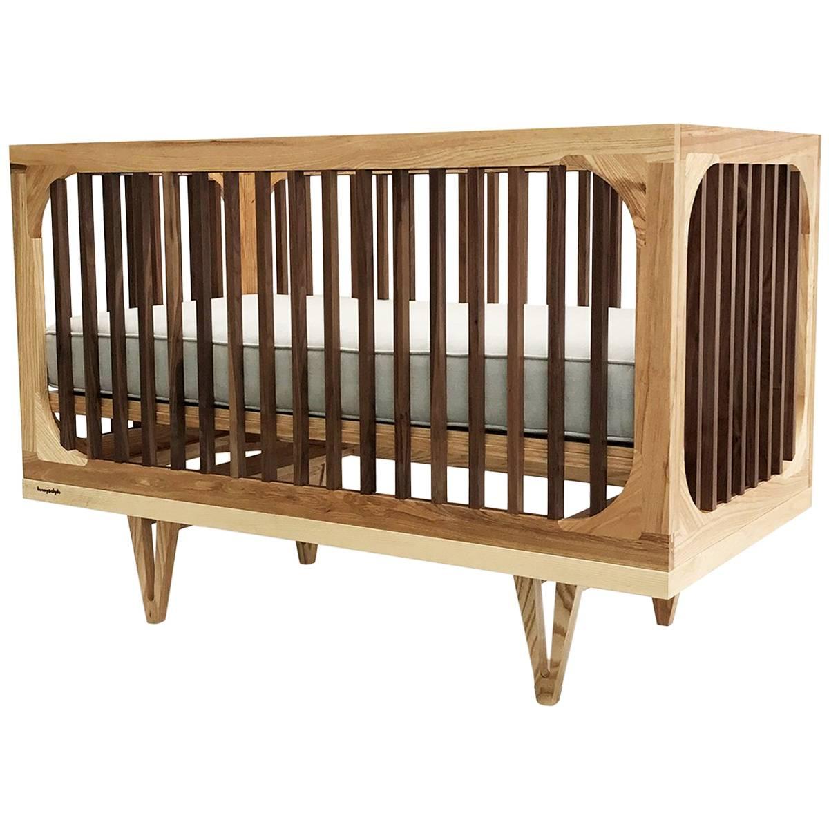 Harrison 3 in 1 Crib, Toddler Bed and Daybed Heirloom Nursery Furniture Set For Sale