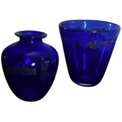 Deux vases de l'atelier Finn Lynggaard des années 1980, en verre bleu avec décorations en argent