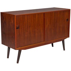 Aparador / Credenza danés moderno de palisandro pequeño de dos puertas