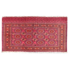 Antiker türkischer Tekke-Teppich mit wiederkehrendem Medaillon-Design in Fuchsia