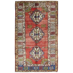 Tapis turc Oushak vintage vert, bleu et rouge avec trois médaillons géométriques