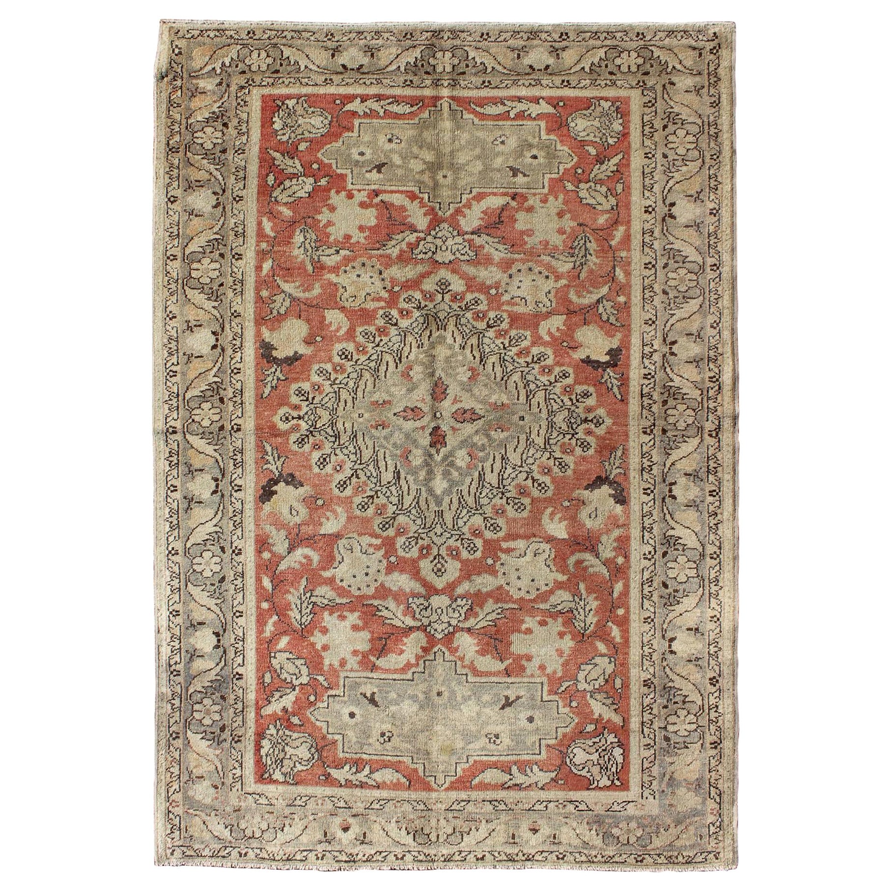 Antiker türkischer Oushak-Teppich mit geometrischem Medaillon und Blumenmuster