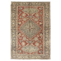 Antiker türkischer Oushak-Teppich mit geometrischem Medaillon und Blumenmuster