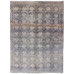 Türkischer Tulu-Teppich mit All-Over-Blütenmuster in Dunkelgrau und Elfenbein