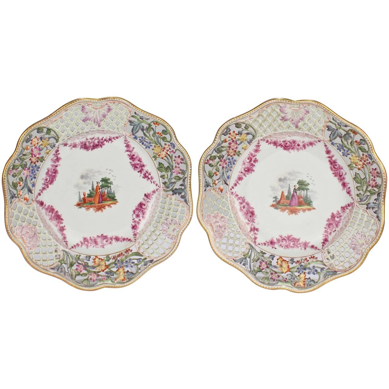 Deux assiettes de cabinet réticulées peintes à la main de Dresde en vente