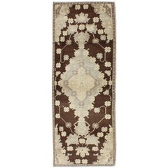 Tapis de couloir Tulu turc vintage à médaillons floraux en brun chocolat, ivoire et crème