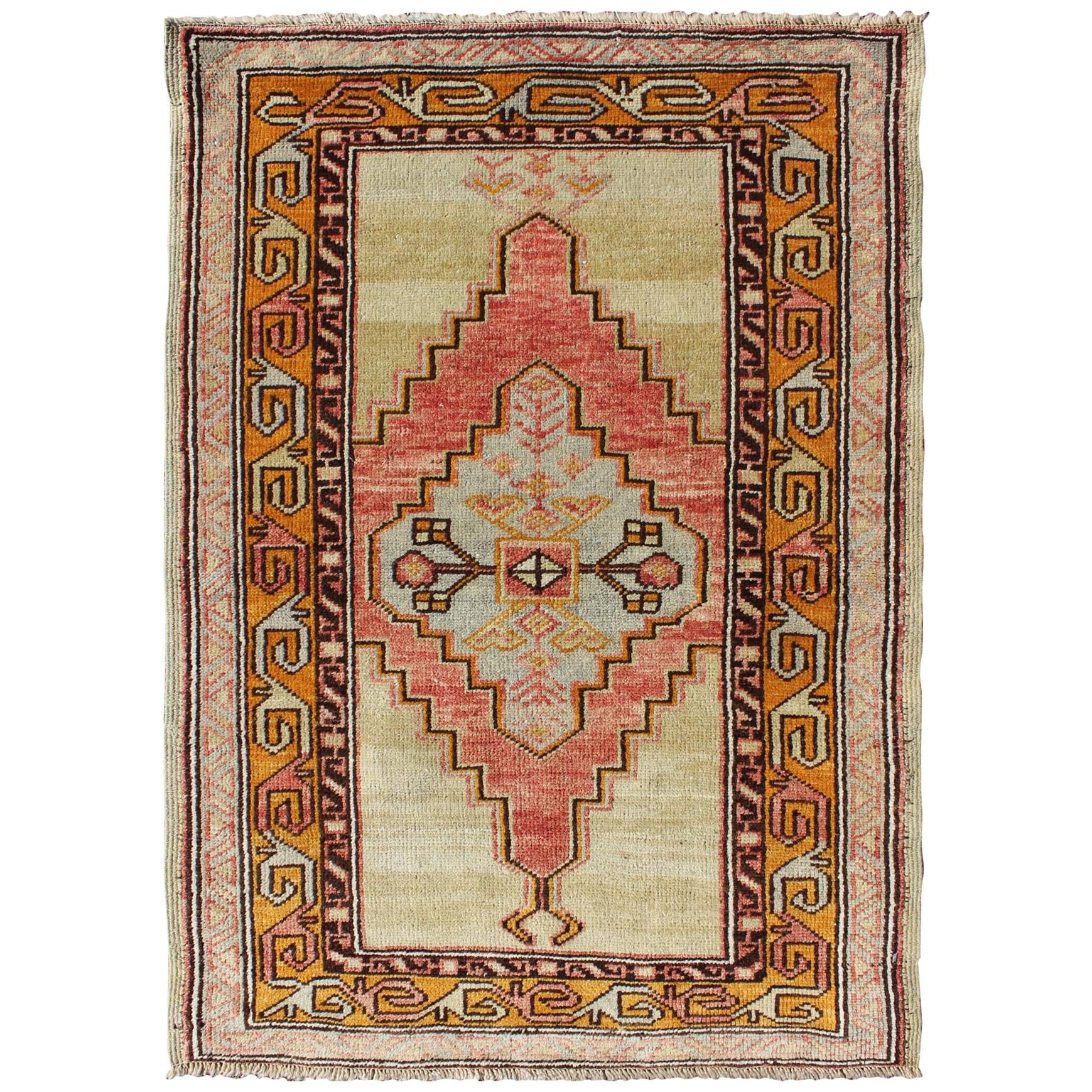 Bunt stilisierter antiker türkischer Oushak-Teppich mit mehrlagigem Stammesmedaillon