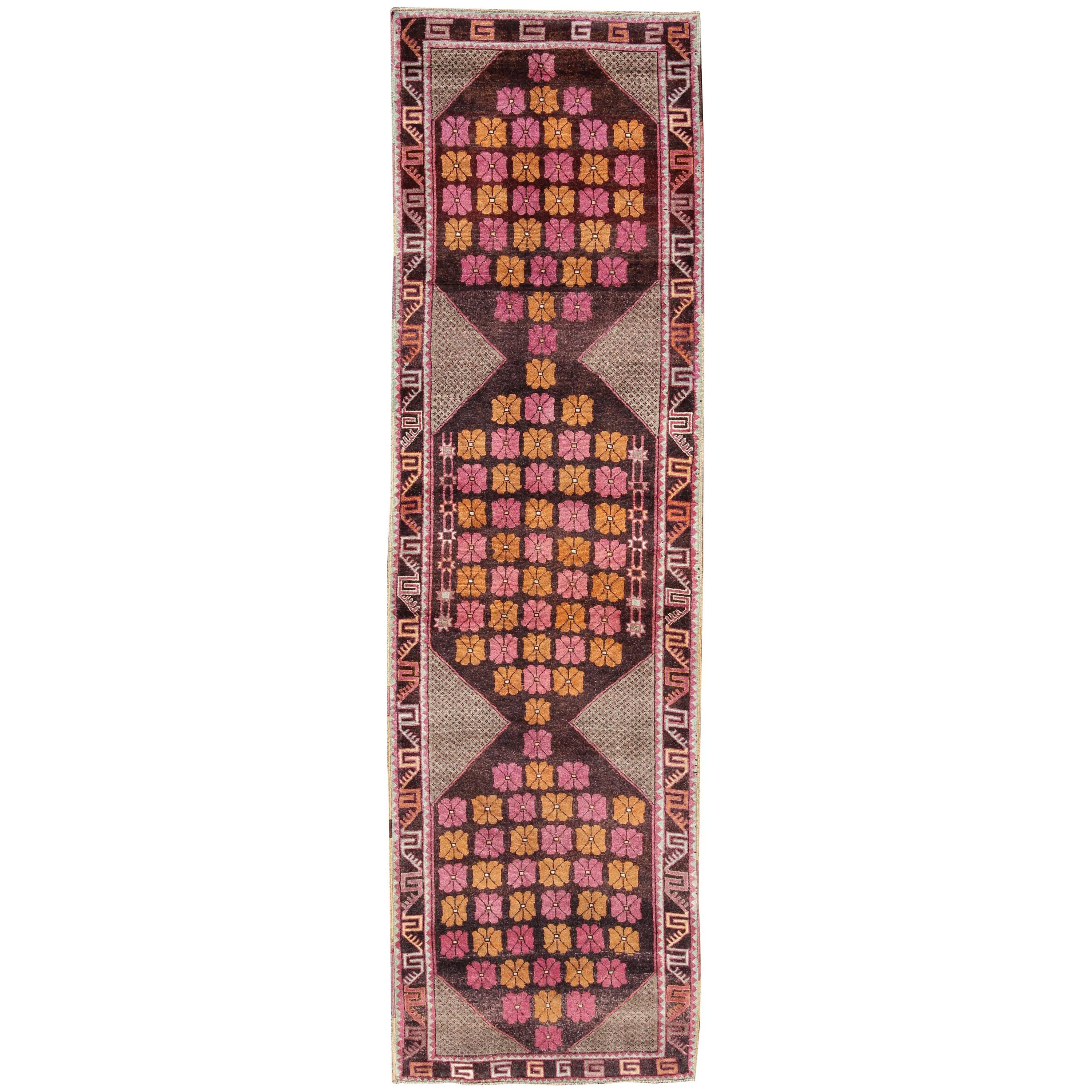 Tapis de couloir vintage turc Oushak avec médaillon en brun chocolat, orange et rose