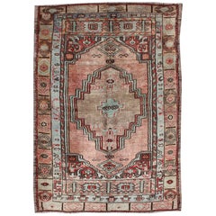 Türkischer Oushak-Teppich im Vintage-Stil in lachsfarbenem und rosa mit Stammesmedaillon-Design