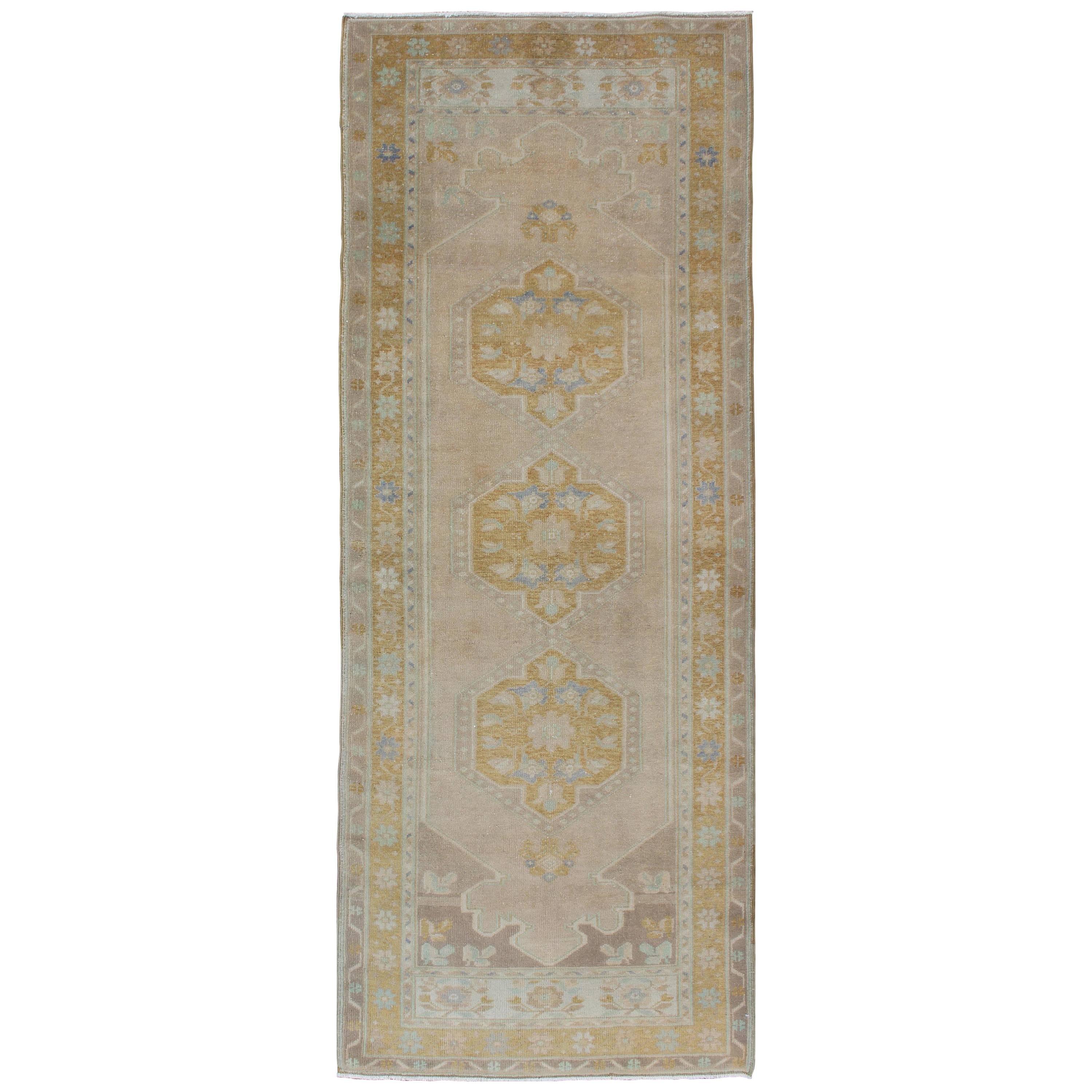  Tapis de couloir turc vintage Oushak avec médaillons à fleurs