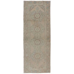 Tapis de couloir turc vintage Oushak à médaillons floraux avec palette de couleurs délavées