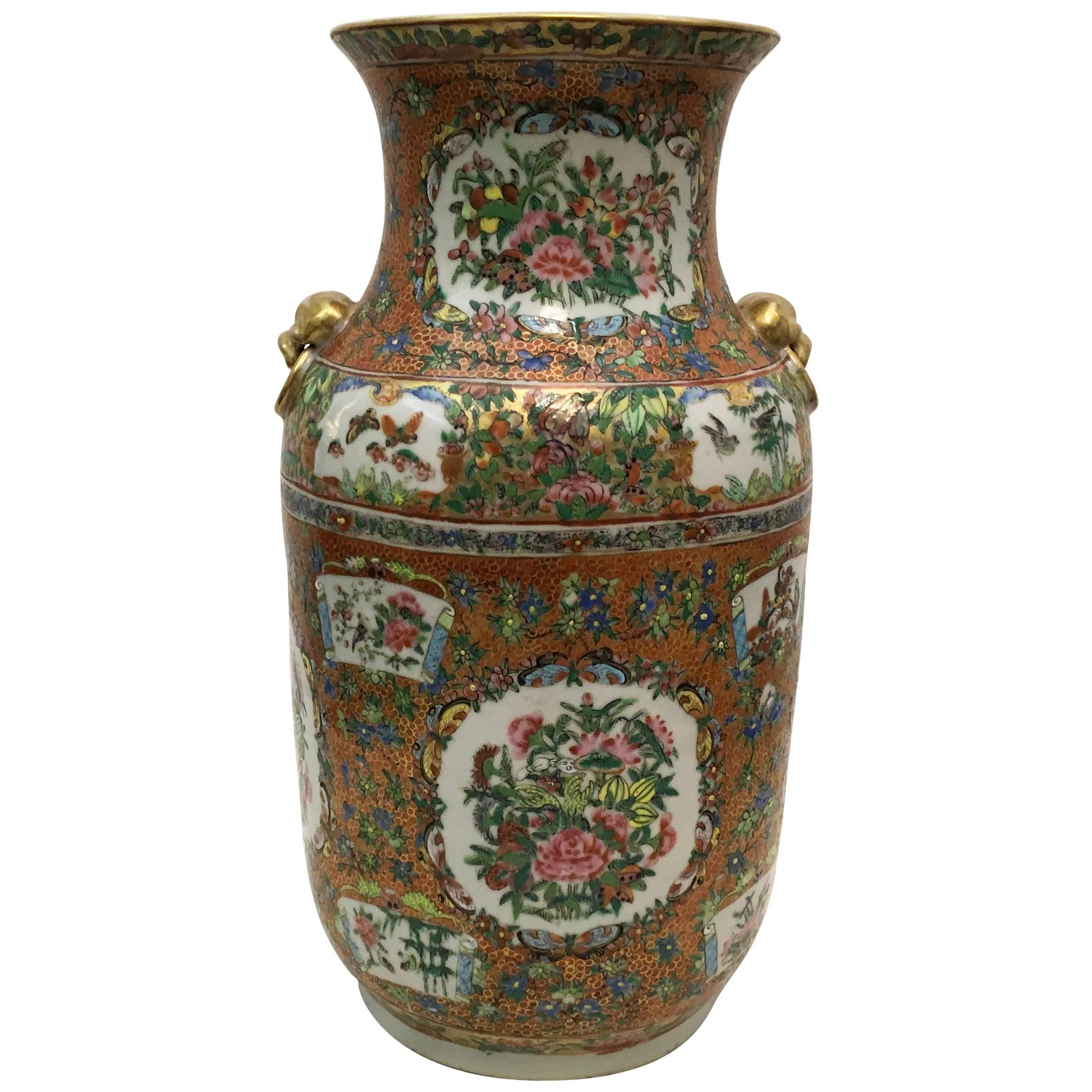 Vase en porcelaine de Chine peinte à la main avec éléments dorés