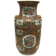 Vaso in porcellana dipinto a mano con elementi dorati