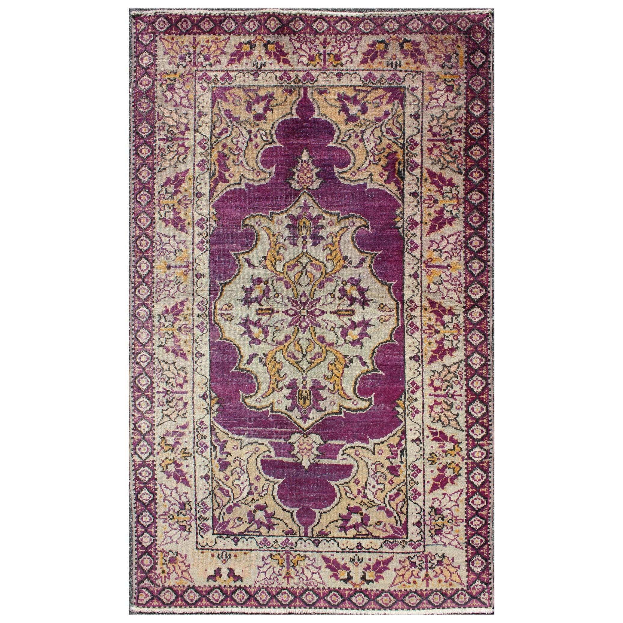 Türkischer Oushak-Teppich mit lila Hintergrund und geblümtem Medaillon-Design