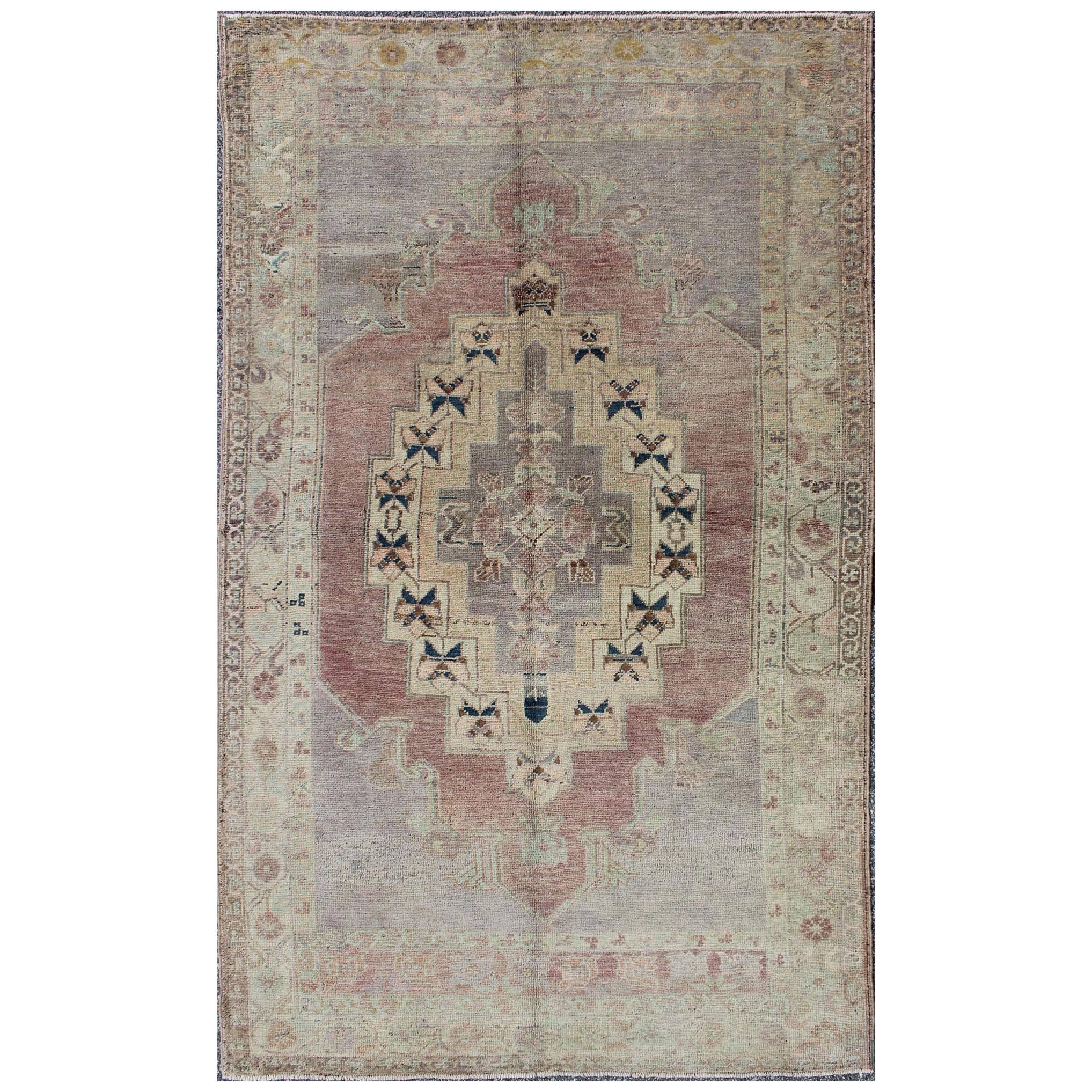 Geometrischer türkischer Oushak-Teppich im Vintage-Stil in Helllila, Lavendel, Creme und Grau, geometrisch