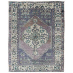 Türkischer Oushak-Teppich im Vintage-Stil in Violett und Teal mit floralem, geschichtetem Medaillon-Design