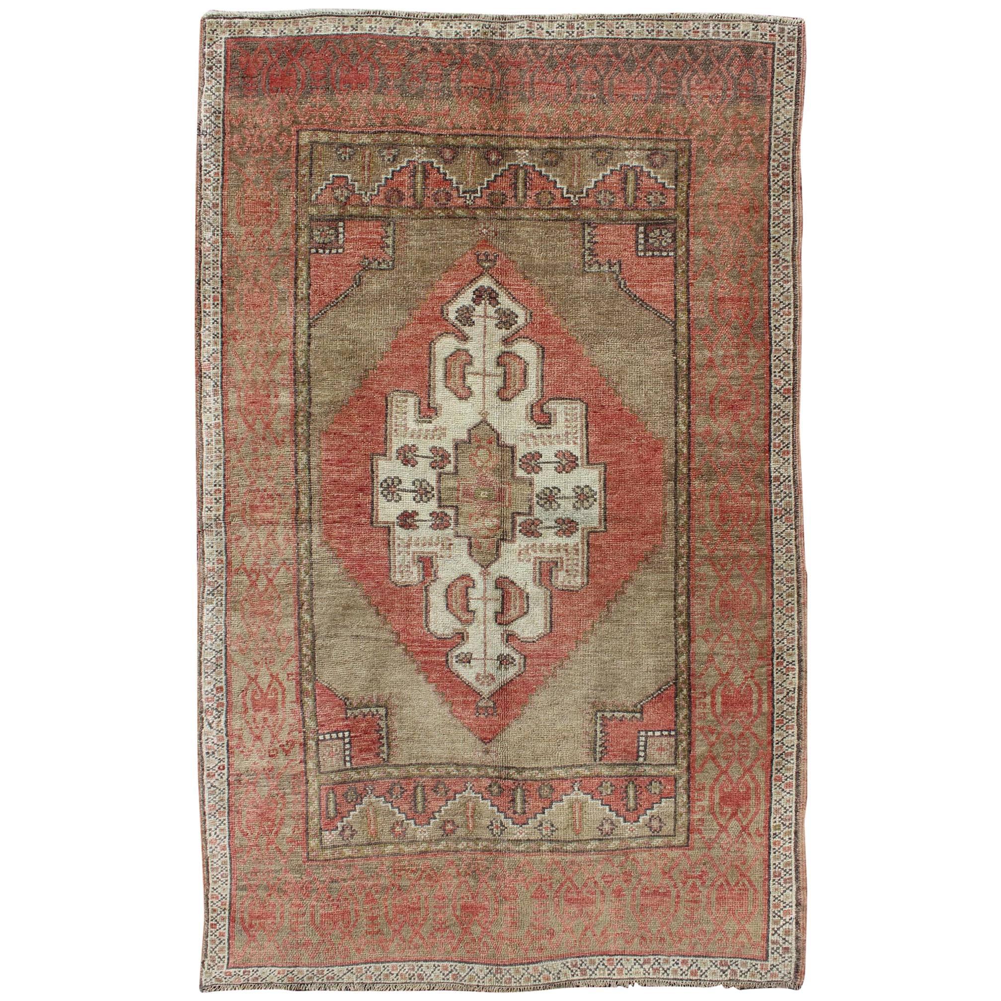 Türkischer Oushak-Teppich im Vintage-Stil in Olivgrün und Rot mit Stammesmedaillon-Design im Angebot