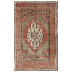 Türkischer Oushak-Teppich im Vintage-Stil in Olivgrün und Rot mit Stammesmedaillon-Design