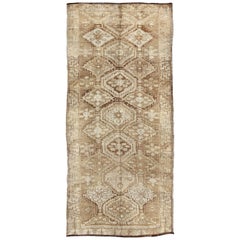 Tapis de couloir turc Oushak vintage crème et marron foncé avec motif de diamants sur toute sa surface