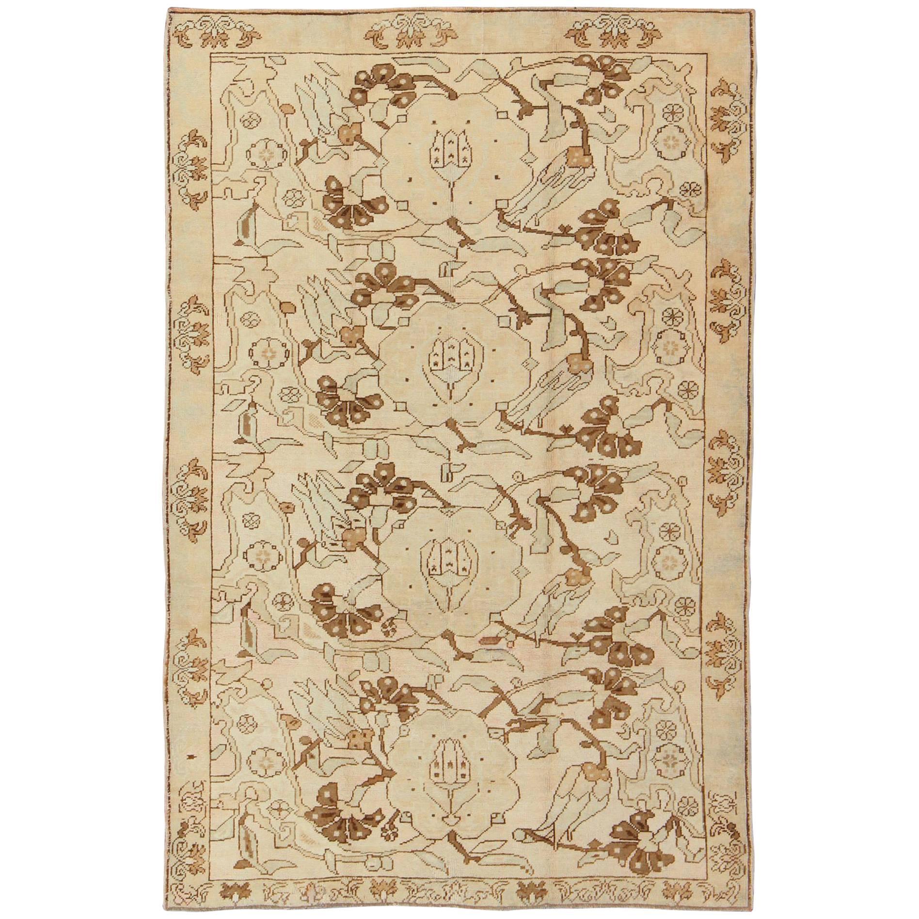 Tapis d'Oushak turc vintage à fleurs entrelacées en brun, taupe et crème en vente